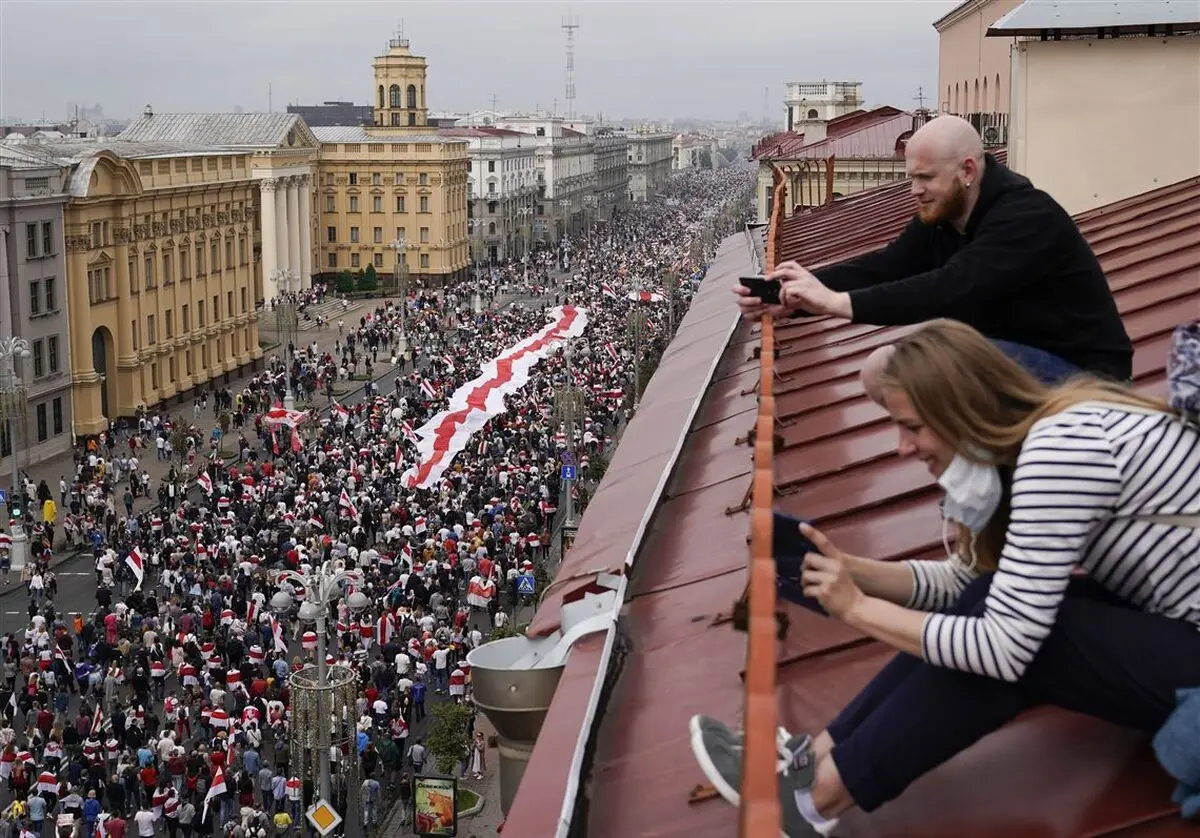 Belarusian protesters, defying army, flood Minsk