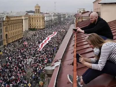 Belarusian protesters, defying army, flood Minsk