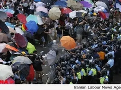 اعضای پارلمانی هوادار دموکراسی در هنگ‌کنگ مجلس را ترک کردند