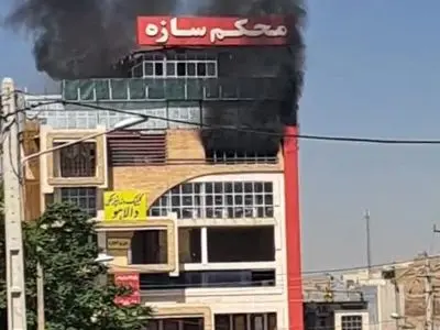 آتش سوزی ساختمان تجاری ۷ طبقه در کرمانشاه / ۵ نفر نجات یافتند