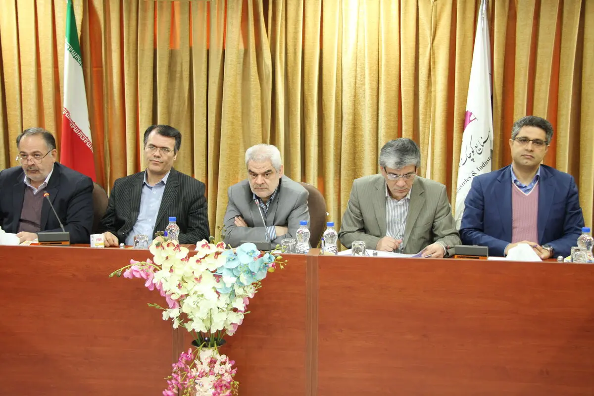 پیگیری مشکل تامین مواد اولیه صنایع مستقر در شهرکهای صنعتی
