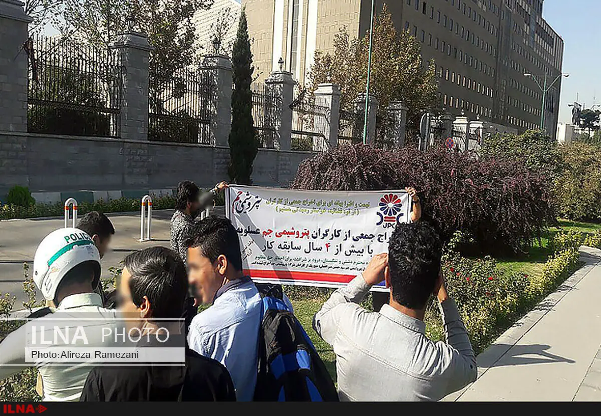 تجمع کارگران بیکارشده پتروشیمی جم مقابل مجلس/ کارگران می‌گویند قراردادمان تمام نشده