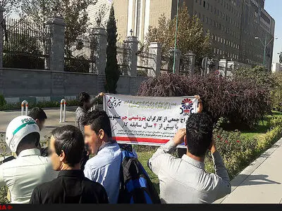 تجمع کارگران بیکارشده پتروشیمی جم مقابل مجلس/ کارگران می‌گویند قراردادمان تمام نشده