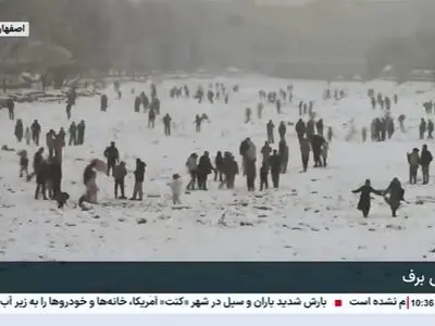 برف‌ بازی در زاینده‌ رود اصفهان + فیلم