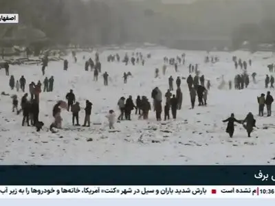 برف‌ بازی در زاینده‌ رود اصفهان + فیلم