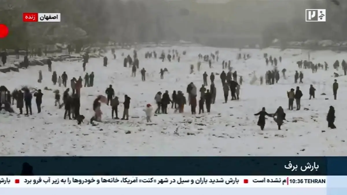 برف‌ بازی در زاینده‌ رود اصفهان + فیلم
