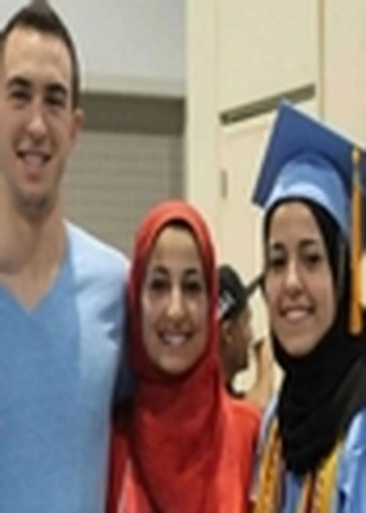 پیکرهای ۳ دانشجوی مسلمان مقتول در آمریکا با حضور هزاران نفر تشییع شد