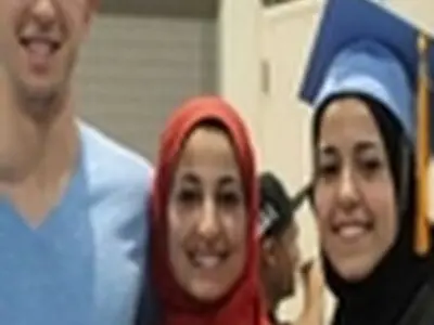 پیکرهای ۳ دانشجوی مسلمان مقتول در آمریکا با حضور هزاران نفر تشییع شد