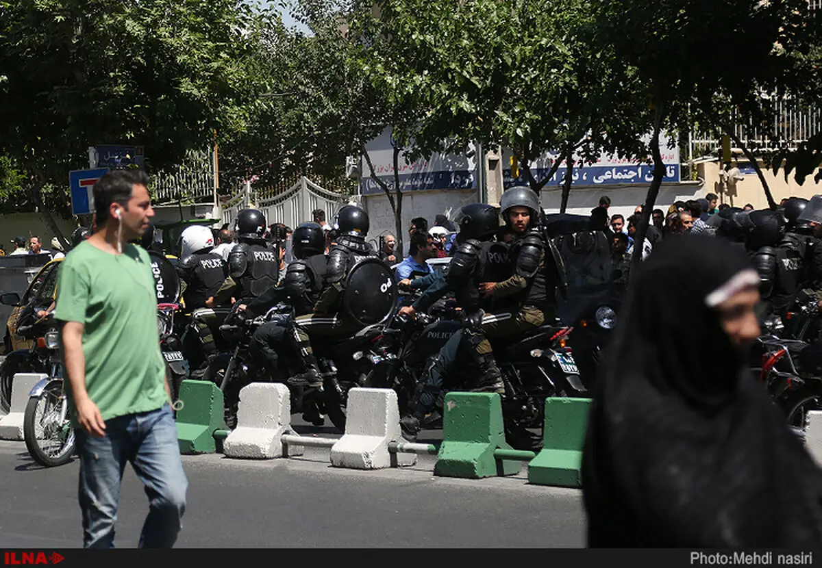 پایان عملیات تروریستی در خانه ملت/ افزایش تعداد کشته‌شدگان به ۱۲ نفر/ ۲ مهاجم خود را منفجر کردند/ اعزام مجروحان به ۴ بیمارستان + تصاویر