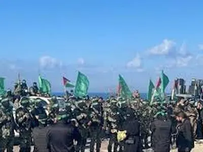 تصاویر شبکه العالم از حضور گسترده نیروهای کتائب القسام در بندر غزه برای آزادی سومین اسیر اسرائیلی 