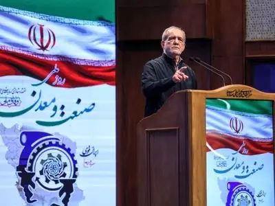 دولت خود را متعهد به رفع موانع تولید و حمایت از صنعتگران می‌داند 