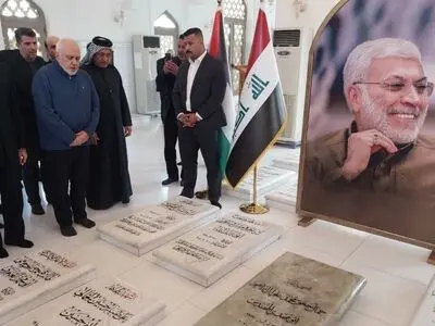 ظريف يؤدي تحية الاحترام للشهيد ابو مهدي المهندس وشهداء المقاومة