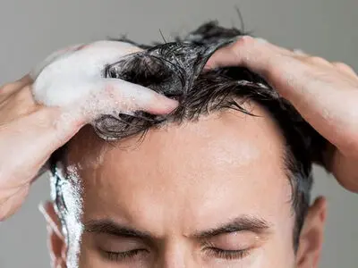اشتباهات رایج در شستشوی مو‌ها که نمی‌دانید 