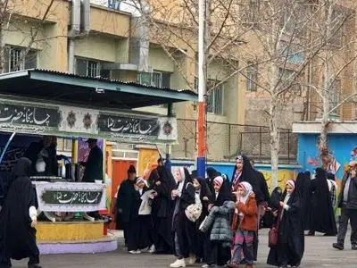 عطر حرم در فضای مسابقات قرآن و عترت منطقه ۴ با برپایی چایخانه حضرتی