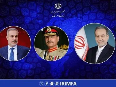 عراقجي يحذر من “المغامرات الأمريكية” خلال مباحثات مع نظيره التركي وقائد الجيش الباكستاني