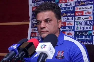 رضایی: بازی در این زمین‌ها ظلم به فوتبال است