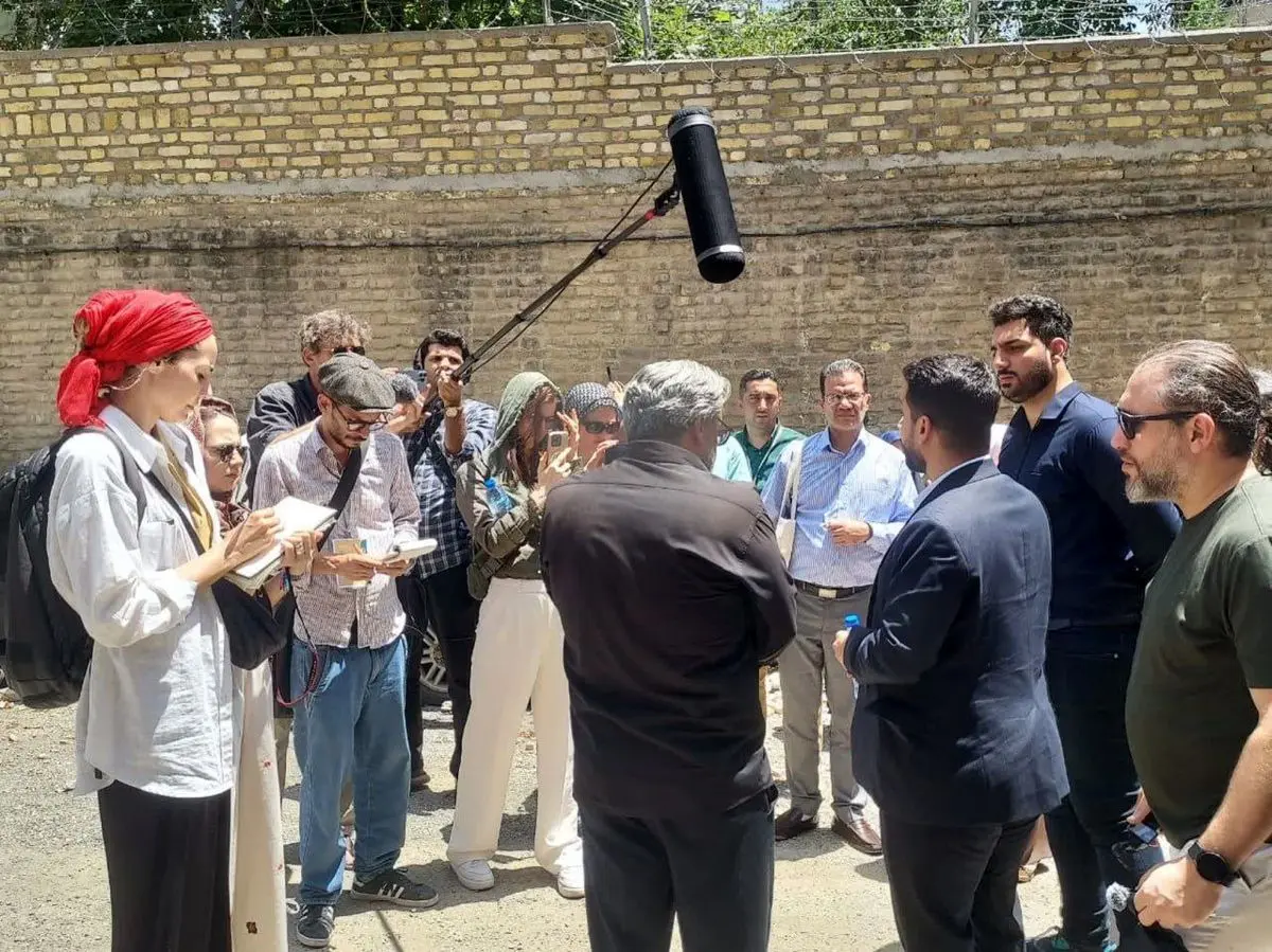 ۱۵ نفر از خبرنگاران و روزنامهنگاران مستقل خارجی از زندان اوین بازدید کردند