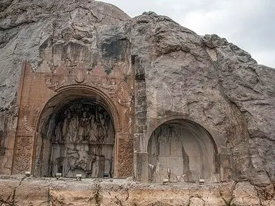 حال طاق بستان خوب است/ حفاران غیرمجاز از تعطیلات سوءاستفاده کردند/ طاق‌ گرا محوطه گردشگری شد/ خسارت ۷۰۰ میلیارد تومانی کرونا به مراکز اقامتی کرمانشاه