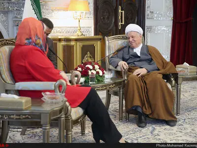 ایران با تکیه بر مردم خویش، از مراحل و موانع می‌گذرد