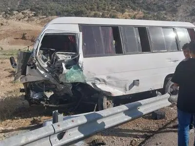 ۲۴ مجروح بر اثر برخورد مینی‌بوس حامل کارگران با گاردریل