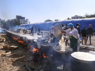 طبخ و توزیع 4 هزار و 680 دیگ غذا برای محرومان 65 شهر کشور در شب های احیا