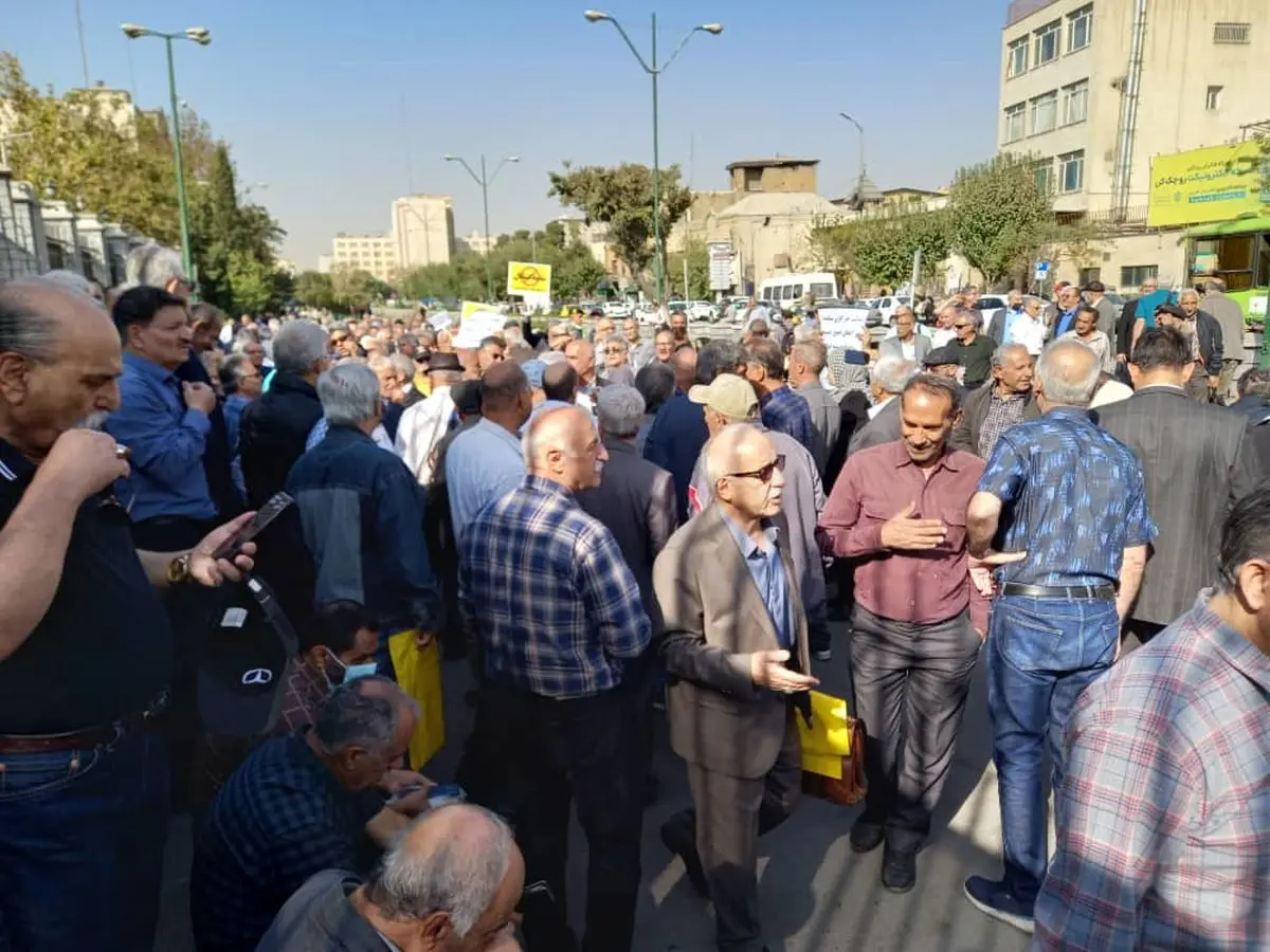 بازنشستگان فولاد با تجمع مقابل مجلس خواستار توقف انتقال صندوق و اجرای همسانسازی شدند