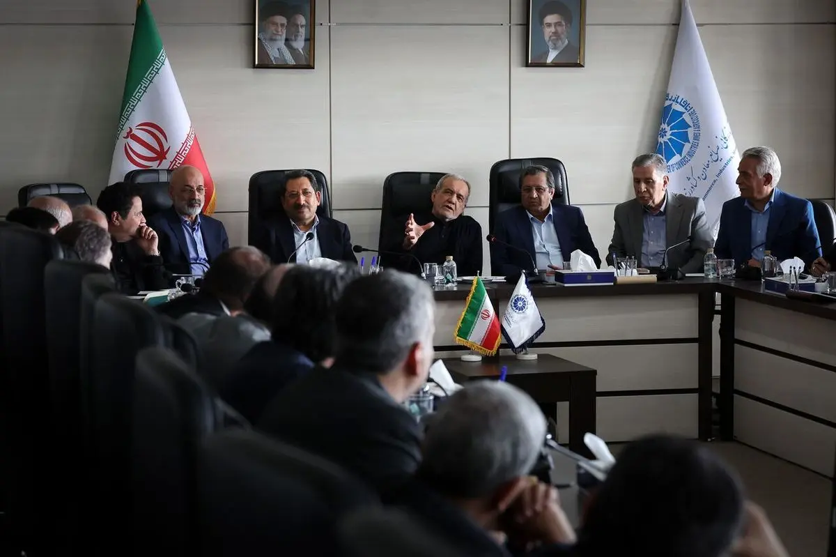 في اجتماع مع أعضاء غرفة التجارة؛ بزشكيان: لن نرضخ لمطالب العدو المتعسفة.. يجب احترام كامل حقوق الشعب الإيراني