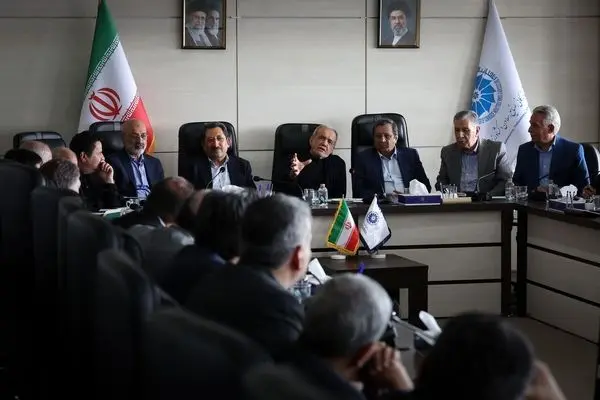 في اجتماع مع أعضاء غرفة التجارة؛ بزشكيان: لن نرضخ لمطالب العدو المتعسفة.. يجب احترام كامل حقوق الشعب الإيراني