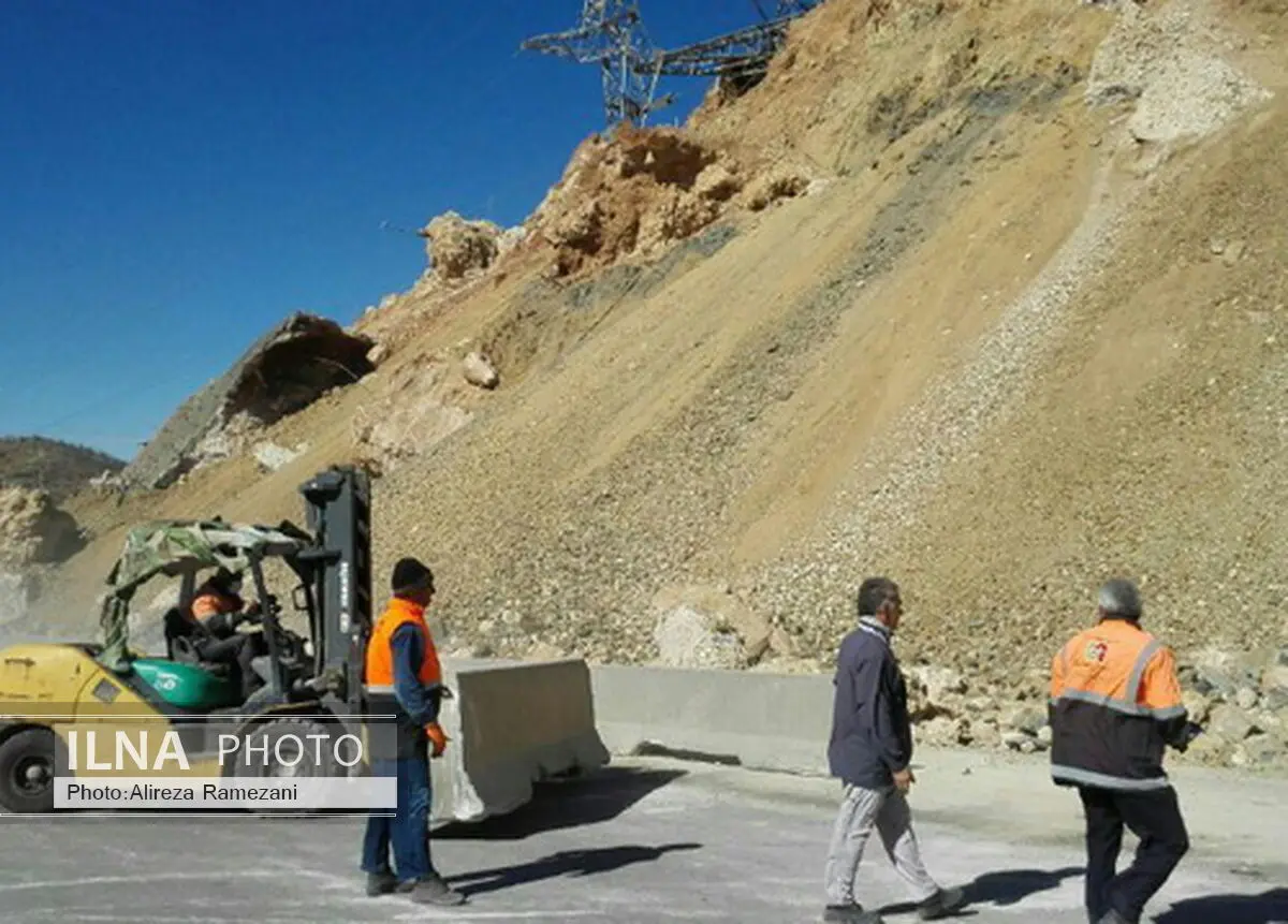عملیات بازگشایی آزاد‌راه خرم‌آباد- پل زال تا امشب ادامه دارد