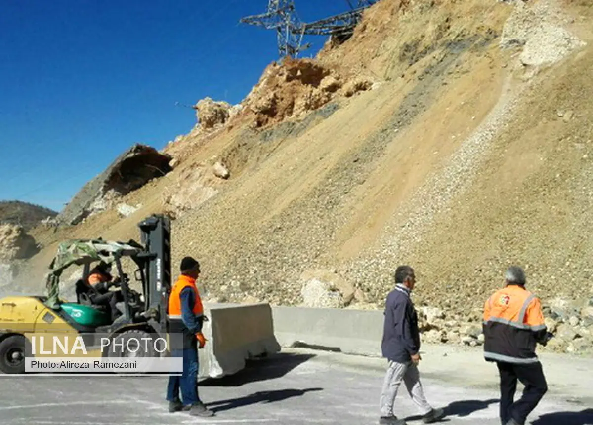 عملیات بازگشایی آزادراه خرمآباد- پل زال تا امشب ادامه دارد