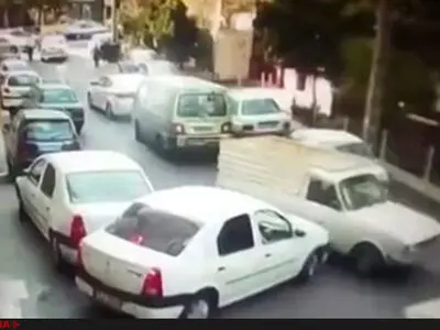 فیلم/رانندگی دیوانه وار با وانت پیکان 
