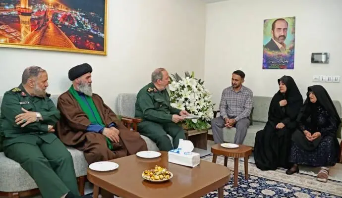 سرپرست وزارت دفاع با خانواده شهید علی فولادوند دیدار کرد