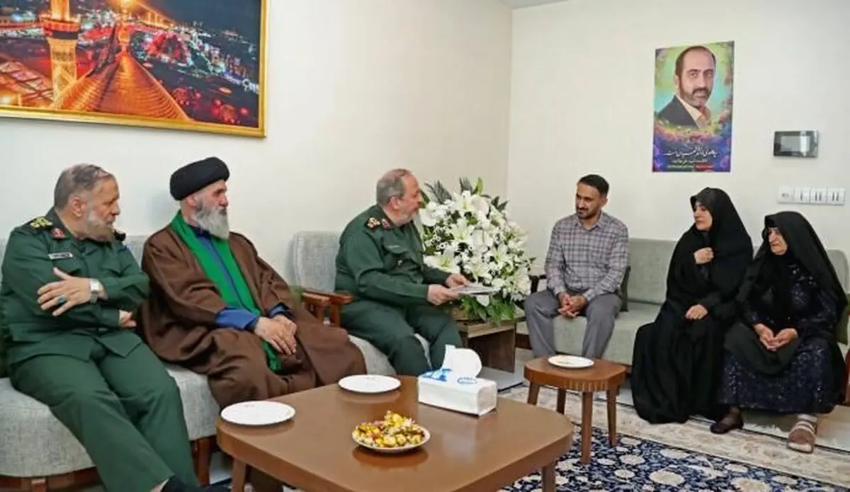 سرپرست وزارت دفاع با خانواده شهید علی فولادوند دیدار کرد