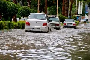 بارش‌های رگباری و آبگرفتگی معابر، اختلال در تردد خودروها در غرب مازندران