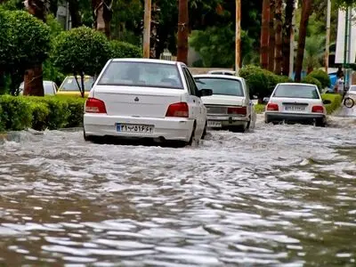بارش‌های رگباری و آبگرفتگی معابر، اختلال در تردد خودروها در غرب مازندران