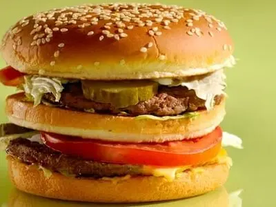 به این ۵ دلیل به همبرگر فست‌فودی‌ها لب نزنید 