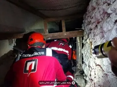 نجات جان کارگر نصاب کولر از داخل سقف کاذب