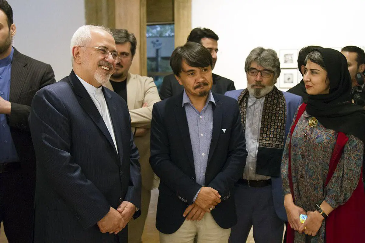 بازدید جواد ظریف از نمایشگاه هنرمندان افغان در ایران