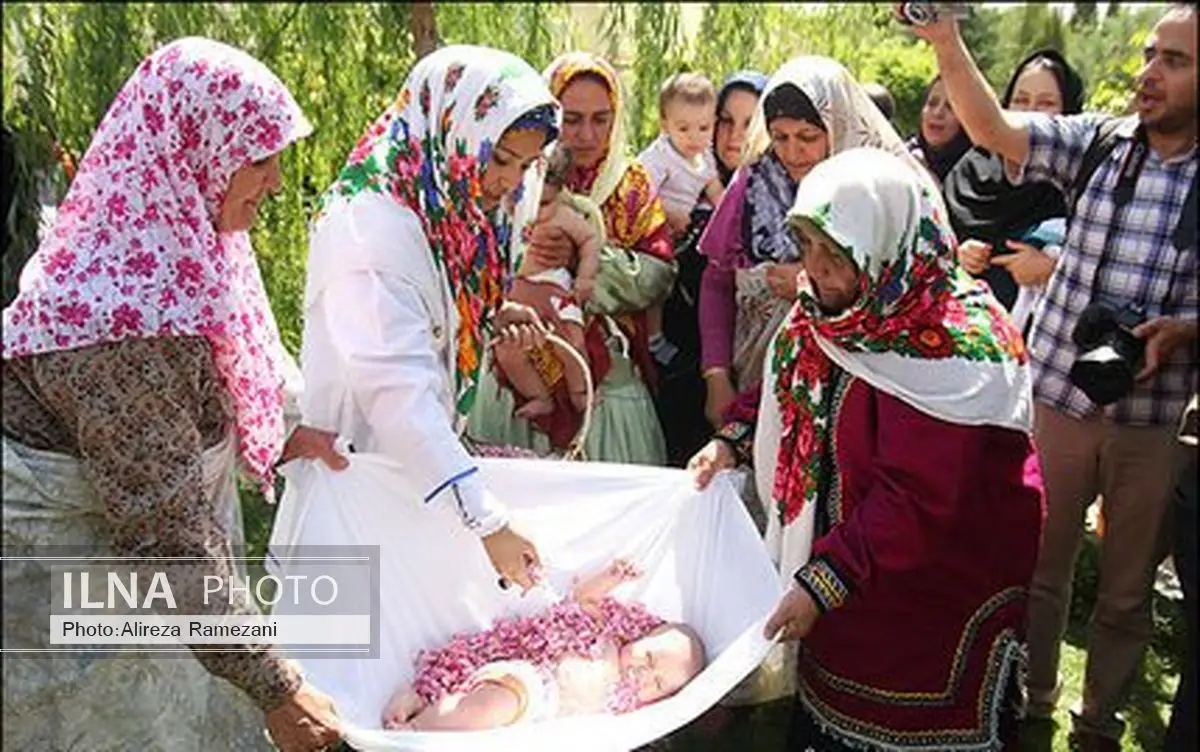 مراسم سنتی گل غلتان در شهر کاخک شهرستان گناباد برگزار شد