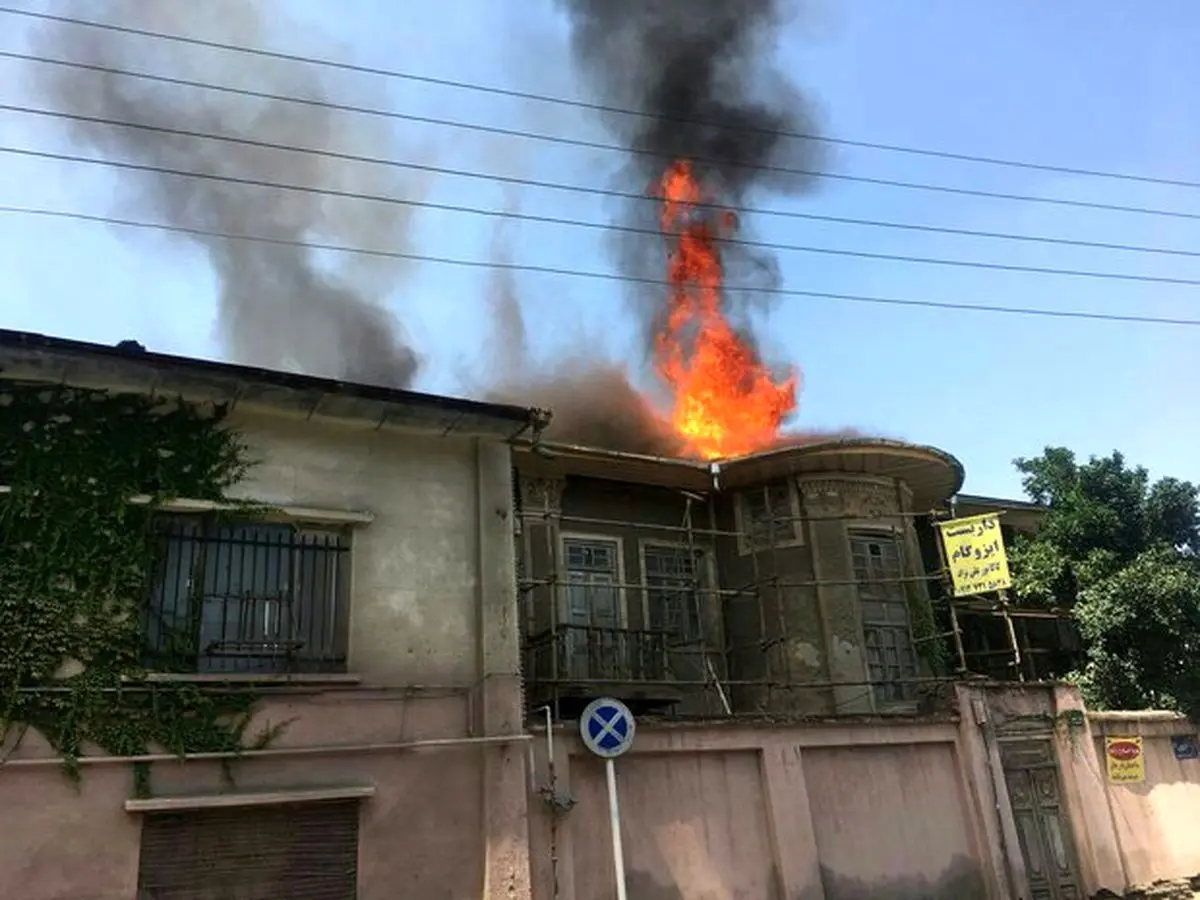 حادثه آتش‌سوزی در خانه‌ تاریخی دارویی‌ گرگان/ تلاش ماموران برای مهار آتش