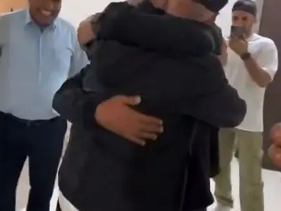 لحظه دیدار «علی القنیری» اسیر آزادشده فلسطینی با «زکریا الزبیدی» دیگر اسیر آزاده فلسطینی + فیلم