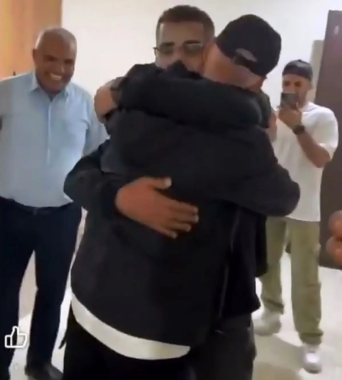لحظه دیدار «علی القنیری» اسیر آزادشده فلسطینی با «زکریا الزبیدی» دیگر اسیر آزاده فلسطینی + فیلم