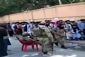 صف طولانی افغان‌ها جلوی سفارت ایران در کابل برای گرفتن گذرنامه + فیلم