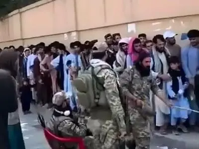 صف طولانی افغان‌ها جلوی سفارت ایران در کابل برای گرفتن گذرنامه + فیلم