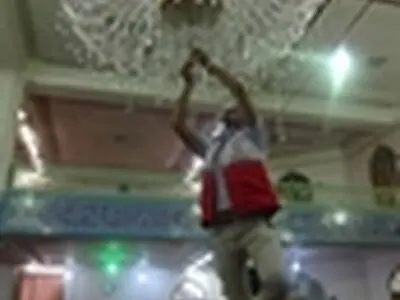 عطر افشانی و غبار روبی محراب مسجد محقق آران و بیدگل