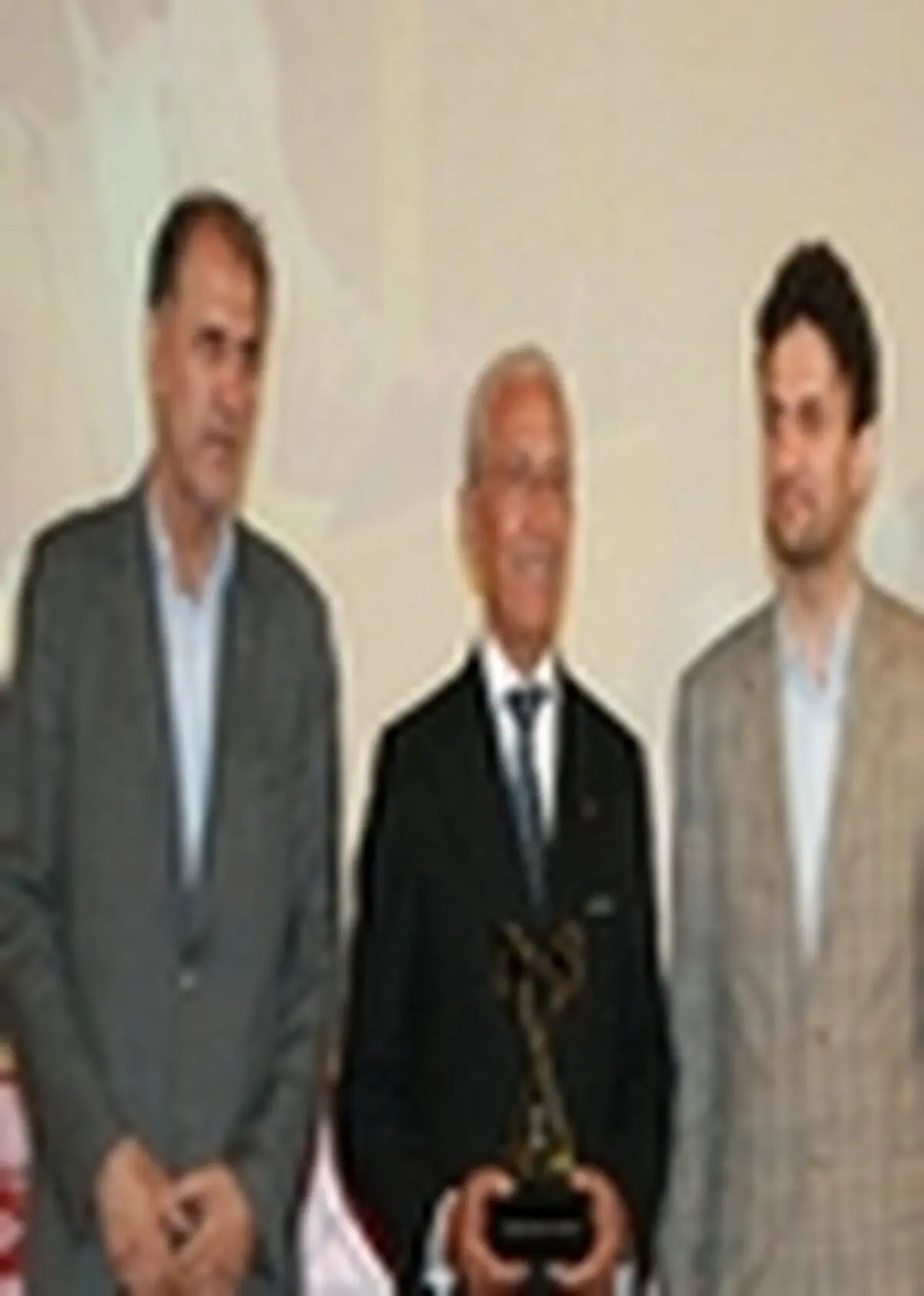 کلید شهروند نمونه به پروفسور مجید سمیعی اهدا شد