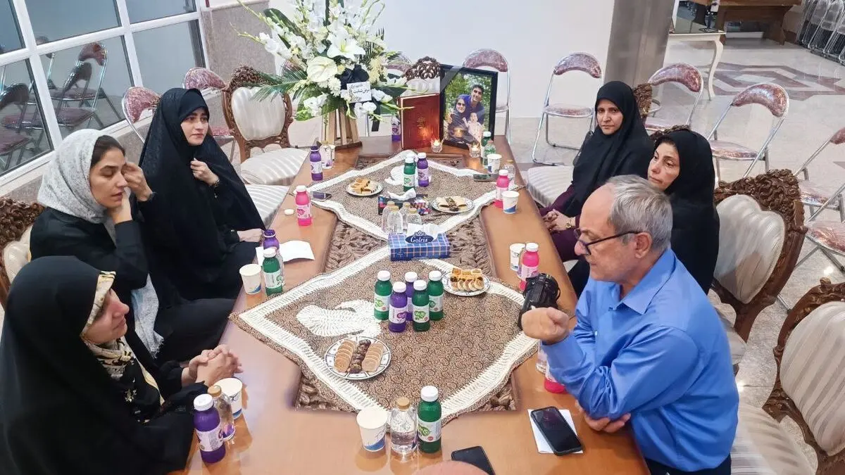 دیدار معاون رئیس‌جمهور در امور زنان و خانواده با خانواده شهیدان رسولی و قاسمیان در آستانه روز پزشک