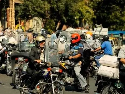 ویدئویی عجیب از زمین خوردن موتورسواران در یکی از خیابان های تهران + فیلم