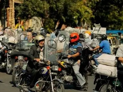 ویدئویی عجیب از زمین خوردن موتورسواران در یکی از خیابان های تهران + فیلم