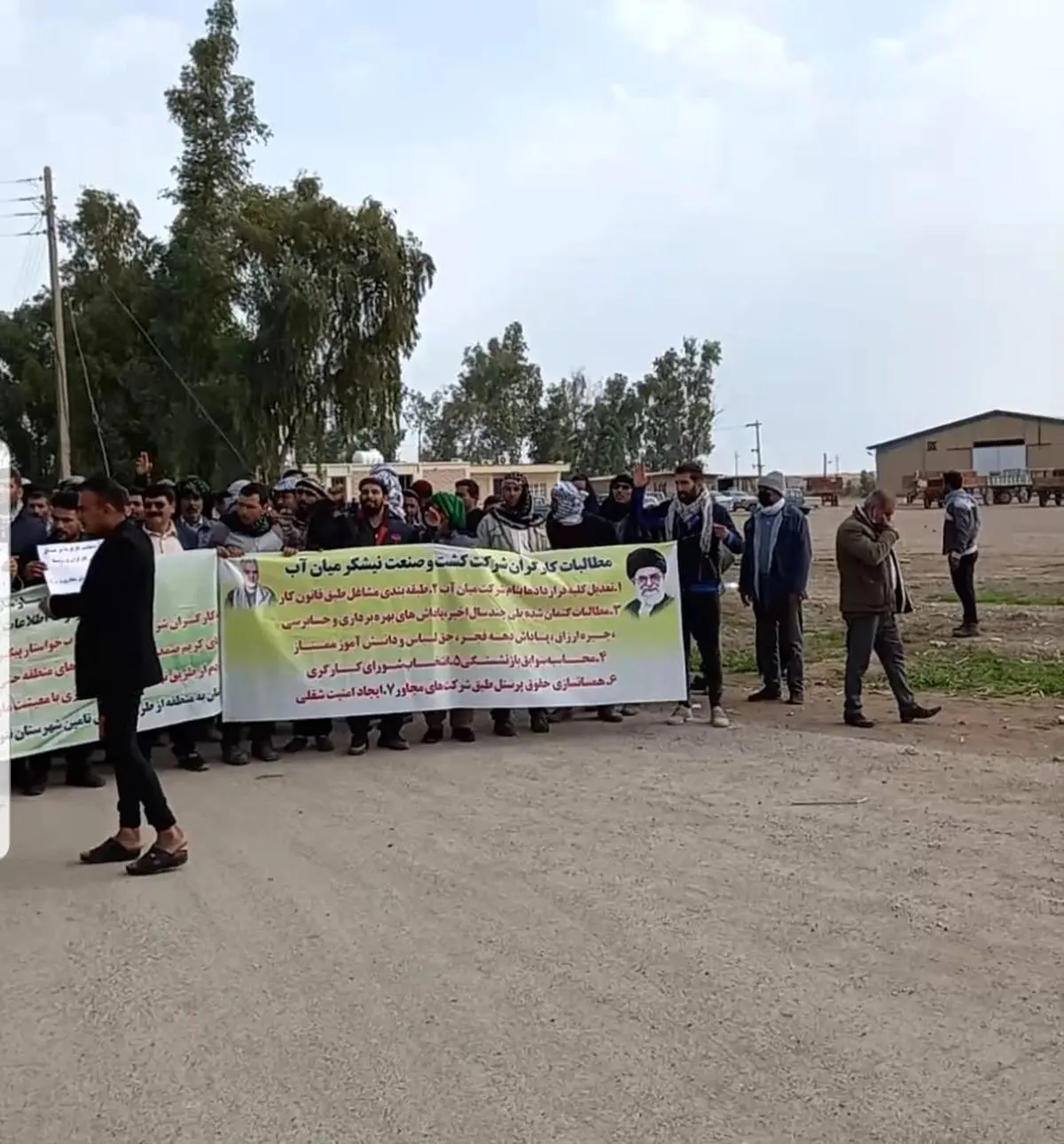 اعتراض کارگران «کشت و صنعت میاناب» به نبود امنیت شغلی/ اعزام نماینده فرمانداری شوش 